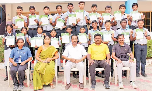 வாள் சண்டை போட்டியில் விவேகானந்தா வித்யாஷ்ரம் பள்ளி மாணவ- மாணவிகள் சாதனை