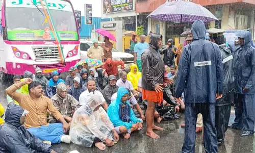 கொட்டும் மழையில் விசைப்படகு உரிமையாளர்கள் மறியல்
