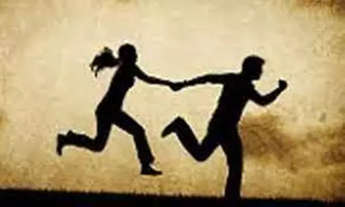 சூலூர் அருகே 2 குழந்தைகளை அழைத்துக்கொண்டு கள்ளக்காதலனுடன் பெண் ஓட்டம்