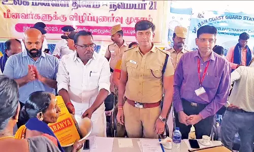 மீனவர்களுக்கு நிவாரண பொருட்கள் வழங்கல்