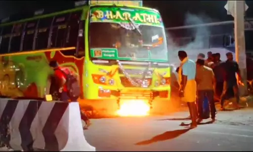 தனியார் பஸ்சில் திடீர் தீ