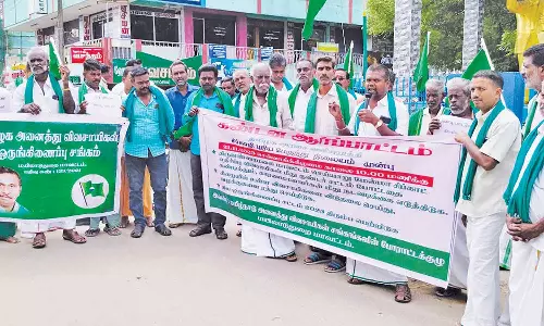 விவசாயிகள் சங்கத்தினர் ஆர்ப்பாட்டம்