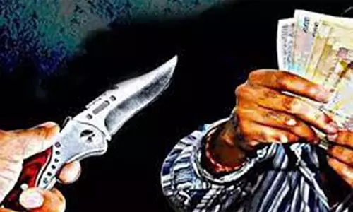 கத்தியை காட்டி வழிப்பறி