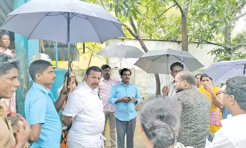 மின்னல் தாக்கியதில் சேதமடைந்த வீடுகளை அதிகாரிகள் ஆய்வு