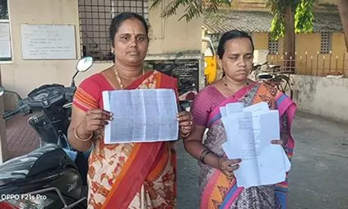 2 பெண் ஊழியர்கள் தர்ணா