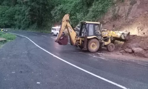 குன்னூரில் தொடர் மழை - மலைப்பாதையில் மண்சரிவு