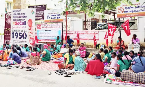 நகராட்சி ஒப்பந்த ஊழியர்கள் 2-வது நாளாக காலவரையற்ற போராட்டம்