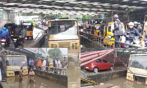 மூலக்கொத்தளத்தில் ரெயில்வே சுரங்க பாதையில் மழை நீரில் சிக்கிய மாநகர பஸ்