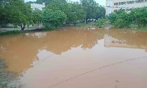 மழைநீரை சேமிப்பதற்காக  மாணவர்கள் உருவாக்கிய குளம் நிரம்பியது