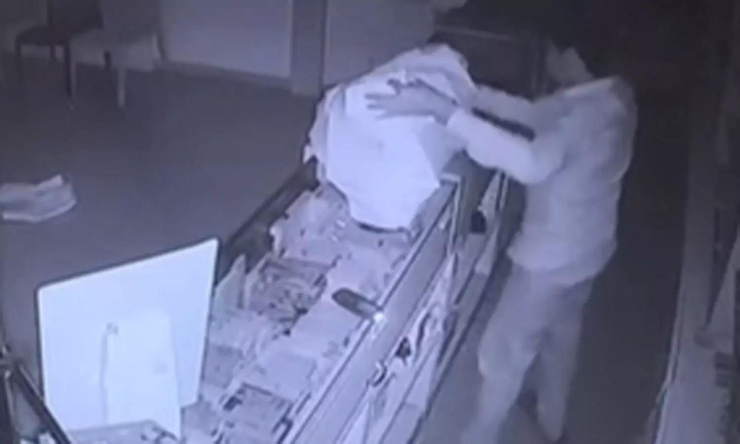 திருப்பூரில் செல்போன் கடையின் பூட்டை உடைத்து ரூ.7 லட்சம் மதிப்பிலான செல்போன்கள் திருட்டு