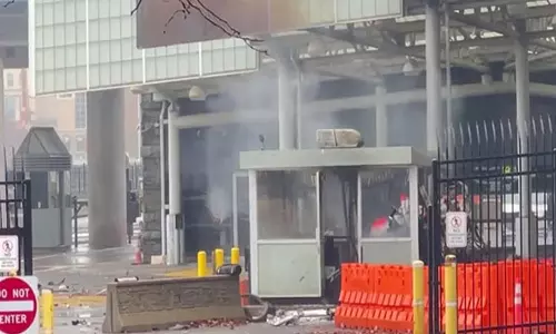 அமெரிக்காவில் சோகம்: சோதனைச் சாவடியில் கார் வெடித்ததில் 2 பேர் பலி