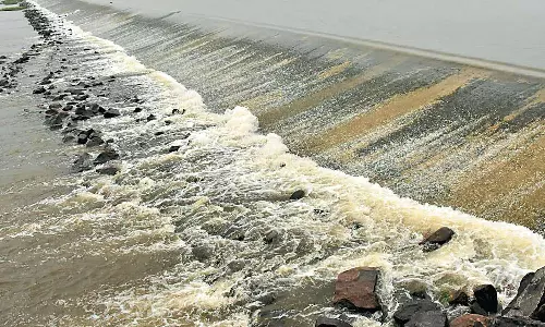 வாயலூர் பாலாற்று தடுப்பணை நிரம்பி உபரிநீர் வெளியேற்றம்