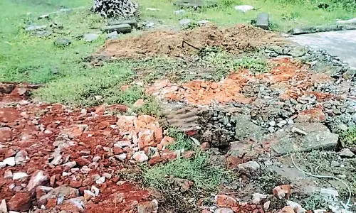 மனிதக்கழிவு கலந்ததாக கூறப்பட்ட பள்ளிக்கூட குடிநீர் தொட்டி இடித்து அகற்றம்