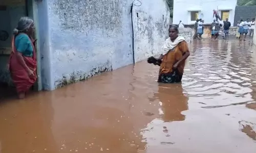 விடிய, விடிய கொட்டி தீர்த்த கனமழை: கோபிசெட்டிபாளையத்தில் 50 வீடுகளுக்குள் மழைநீர் புகுந்ததால் பரபரப்பு