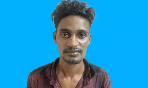 பெண்கள் பள்ளி கழிவறைக்குள் பதுங்கிய வாலிபரால் பரபரப்பு