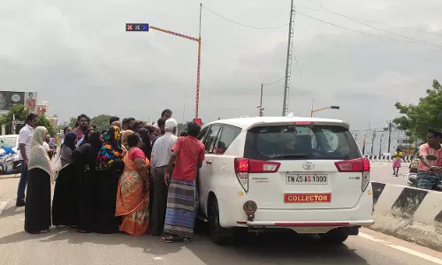 கலெக்டர் காரை மறித்த பொதுமக்கள்