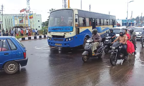 பல்லடத்தில் பழுதான அரசு  பஸ்சால் போக்குவரத்து பாதிப்பு