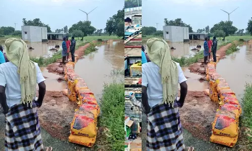 கனமழையால் குளம் உடைந்து ஊருக்குள் புகுந்த வெள்ளம்: கயிறு கட்டி பொதுமக்கள் மீட்பு