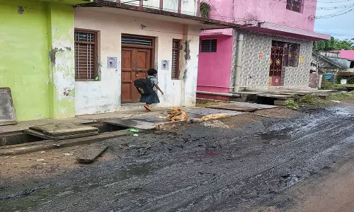 திட்டக்குடி நகராட்சி  ஊழியர்கள் மீது நடவடிக்கை எடுக்க கோரி போலீஸ் நிலையத்தில் புகார் மனு