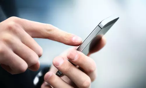 செல்போனில் காதலி உள்பட பெண்களின் 13,000 நிர்வாண படங்கள்: கால் சென்டர் ஊழியர் கைது