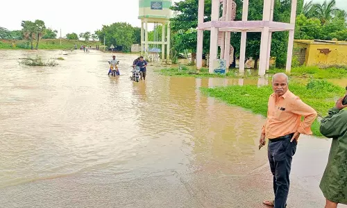நெல்லையில் தரைப்பாலம் மூழ்கியதால் போக்குவரத்து பாதிப்பு- புதிதாக பாலம் கட்ட கோரிக்கை