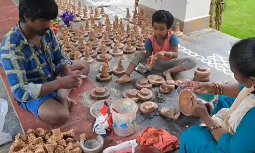 புதுவையில் அகல்விளக்கு தயாரிக்கும் பணி தீவிரம்