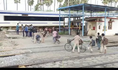 ஆபத்தான முறையில் தண்டவாளத்தை கடக்கும் பள்ளி மாணவர்கள்