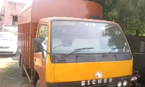 வெள்ளகோவில் அருகே ஈச்சர் வேன் திருட்டு