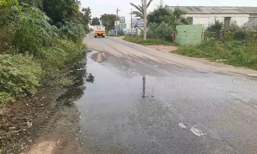 காங்கயம் அருகே சாலையில் வழிந்தோடும் கழிவு நீரால் வாகன ஓட்டிகள் திணறல்