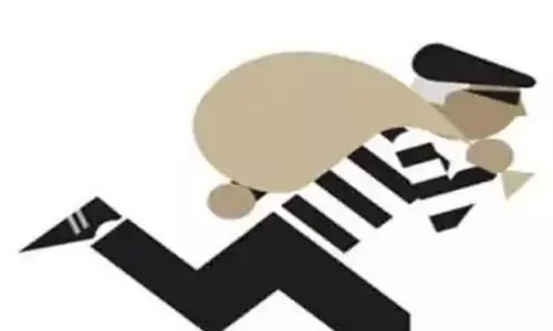 பாளையில்  அரசு சித்தா டாக்டர் வீட்டில்  ரூ.30 ஆயிரம் திருடிய பணியாளர் கைது