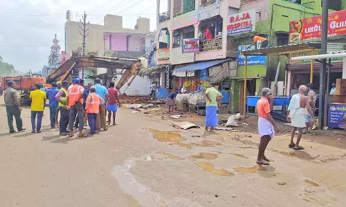 பாவூர்சத்திரம் பஸ் நிலையம் அருகே நான்கு வழிச்சாலை பணிக்காக கடைகளை இடிக்கும் பணி  தற்காலிகமாக நிறுத்தம் - வணிகர்கள் சங்கம் கோரிக்கையின் பேரில் நடவடிக்கை