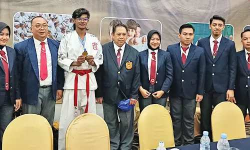 சர்வதேச அளவிலான கராத்தே போட்டியில் தென்காசி வீரருக்கு தங்கப்பதக்கம்