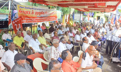 நெல்லையில்  போக்குவரத்து ஓய்வூதியர்கள் ஆர்ப்பாட்டம்