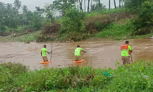 பெரியநாயக்கன்பாளையம் அருகே மழை வெள்ளத்தில் சிக்கிய வாலிபர் கதி என்ன?