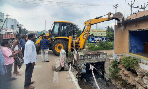 அந்தியூர்-அத்தாணி சாலையில் ஆக்கிரமிப்புகள் இடித்து அகற்றம்