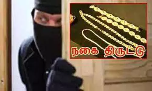 பெண் பயணியிடம் நகை திருடிய 2 பேர் கைது