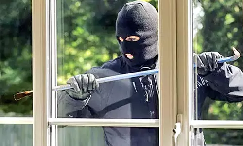 திருட சென்ற வீட்டில் குறட்டை விட்டு தூங்கியதால் சிக்கிய திருடன்