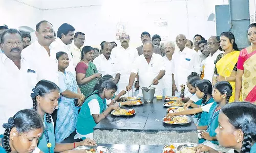 தஞ்சை அரசு பள்ளி மாணவர்களுக்கு மதிய உணவு