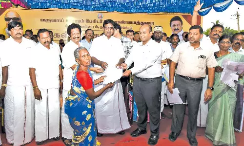 மக்கள் நேர்காணல் முகாமில் பயனாளிகளுக்கு நலத்திட்ட உதவிகள்