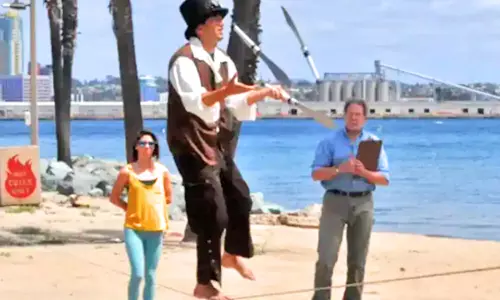 கயிற்றில் நடந்தவாறு கத்திகளால் வித்தை காட்டி உலக சாதனை படைத்த சர்க்கஸ் கலைஞர்