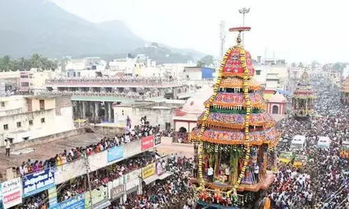 திருவண்ணாமலையில் தேரோட்டத்தின்போது பரபரப்பு- மின்சாரம் பாய்ந்து பக்தர்கள் காயம்