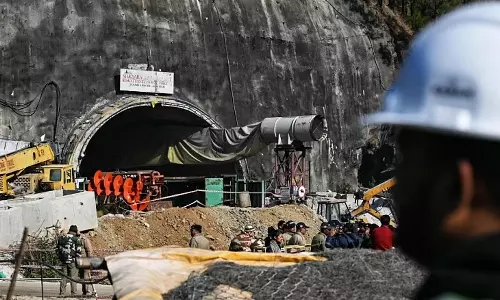 உத்தரகாண்ட் சுரங்கம் விபத்து: மீட்பு பணியில் மீண்டும் சிக்கல்- தற்காலிகமாக நிறுத்தி வைப்பு