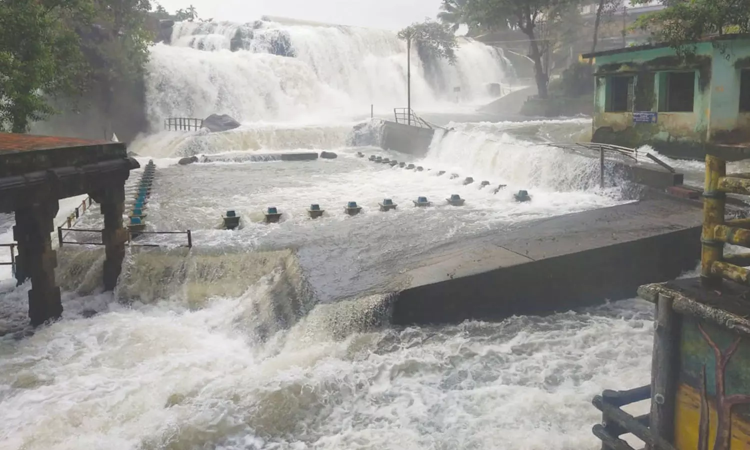 இன்றும் மாவட்டம் முழுவதும் பரவலாக மழை: குமரியில் மேலும் 13 வீடுகள் இடிந்தது இன்றும் மாவட்டம் முழுவதும் பரவலாக மழை: குமரியில் மேலும் 13 வீடுகள் இடிந்தது