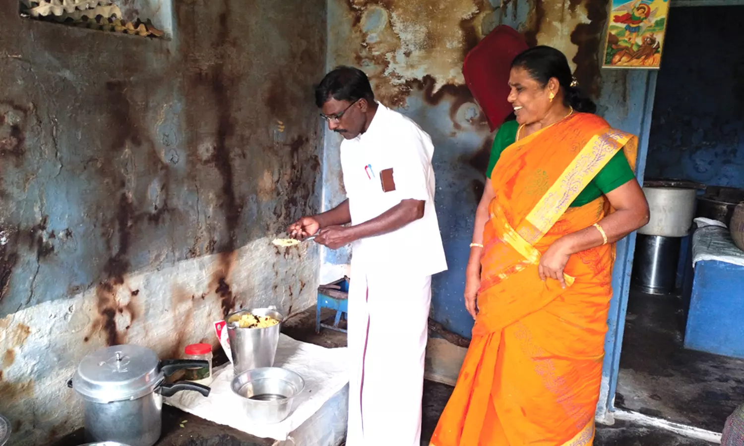 வால்பாறை பள்ளியில் சத்துணவு மையத்தில் ஆய்வு வால்பாறை பள்ளியில் சத்துணவு மையத்தில் ஆய்வு