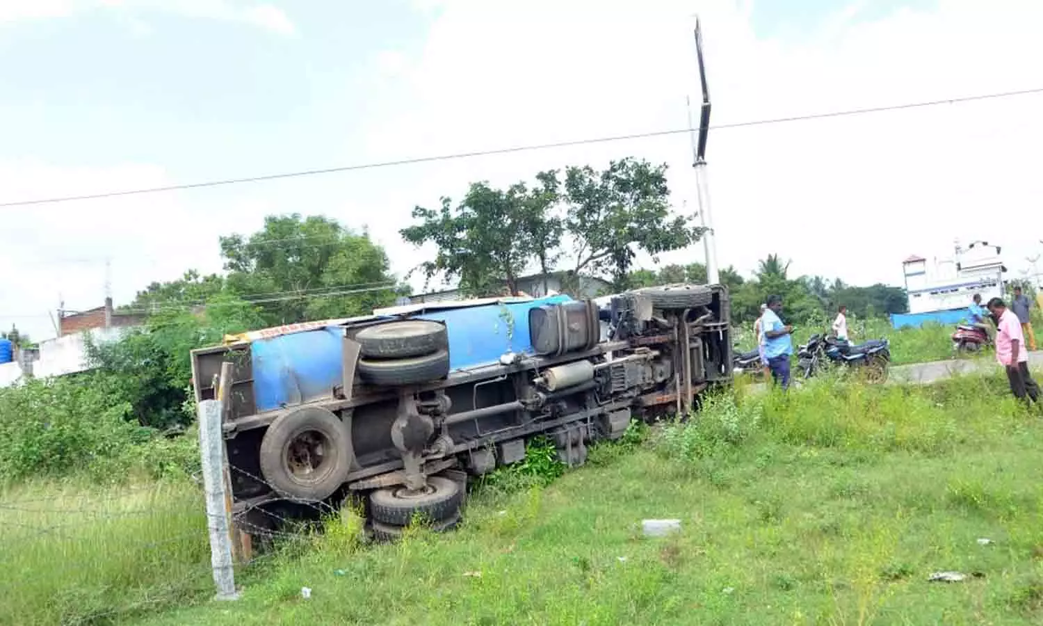 லாரி கவிழ்ந்து பால் ஆறாக ஓடியது லாரி கவிழ்ந்து பால் ஆறாக ஓடியது