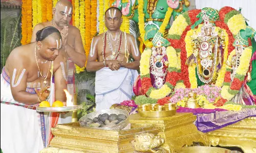 திருமலை வசந்த மண்டபத்தில் விஷ்ணு சாளக்கிராம பூஜை