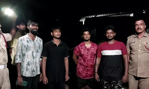 நொய்யல் ஆறு வெள்ளத்தில் சிக்கி தவித்த 4 வாலிபர்கள்: தீயணைப்பு வீரர்கள் கயிறு கட்டி மீட்டனர்