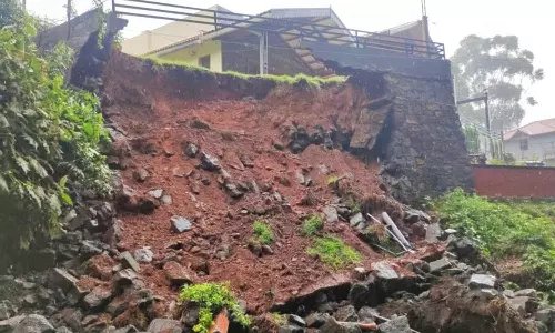 கோத்தகிரி-குன்னூரில் மழை: நிலச்சரிவால் சாலைகள் சேதம்-50 வீடுகள் இடிந்தன