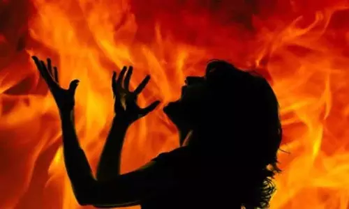 ஆண்டிபட்டி அருகே 10-ம் வகுப்பு மாணவி தீக்குளித்து தற்கொலை