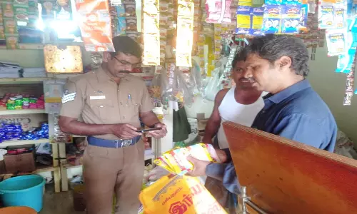 பெரியகுளத்தில் பிளாஸ்டிக் பயன்பாடு குறித்து  கடைகளில் ஆய்வு